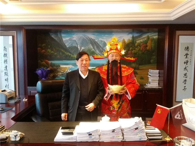 装扮财神到各入驻企业送元宝